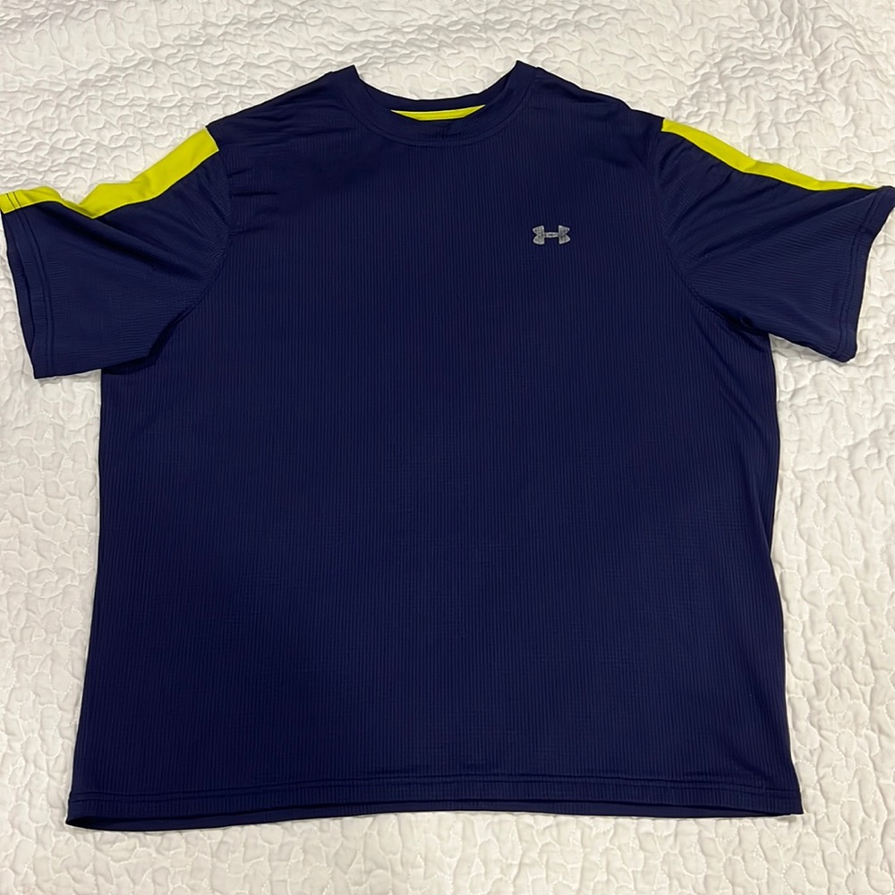 Underarmour short sleeve navy tshirt yellow bands on sleeves wicking material XL